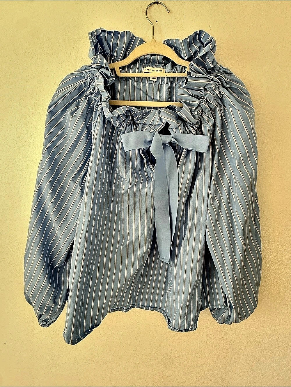 Free Assembly Striped Blouse in Blue & White Size XL Like New